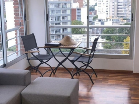 Alquilo precioso apartamento en el corazón de Pocitos, sobre calle super tranquila, Luis Lamas, piso 10, único apartamento en el piso, con grandes ventanales lo que permite gran luminosidad y ventilación. Edificio moderno.