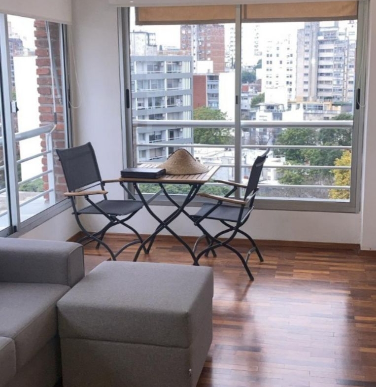 Alquilo precioso apartamento en el corazón de Pocitos, sobre calle super tranquila, Luis Lamas, piso 10, único apartamento en el piso, con grandes ventanales lo que permite gran luminosidad y ventilación. Edificio moderno.