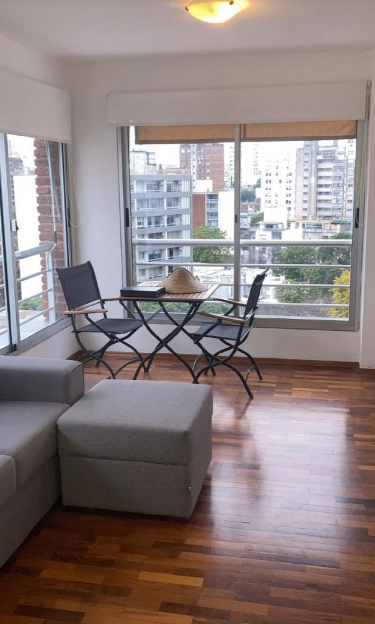 Alquilo precioso apartamento en el corazón de Pocitos, sobre calle super tranquila, Luis Lamas, piso 10, único apartamento en el piso, con grandes ventanales lo que permite gran luminosidad y ventilación. Edificio moderno.